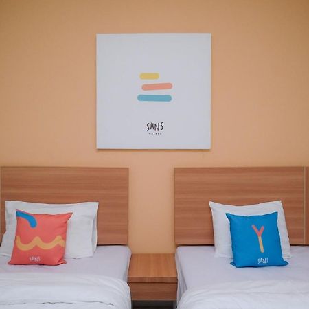 Sans Hotel Tiga Putri Semarang By Reddoorz Экстерьер фото
