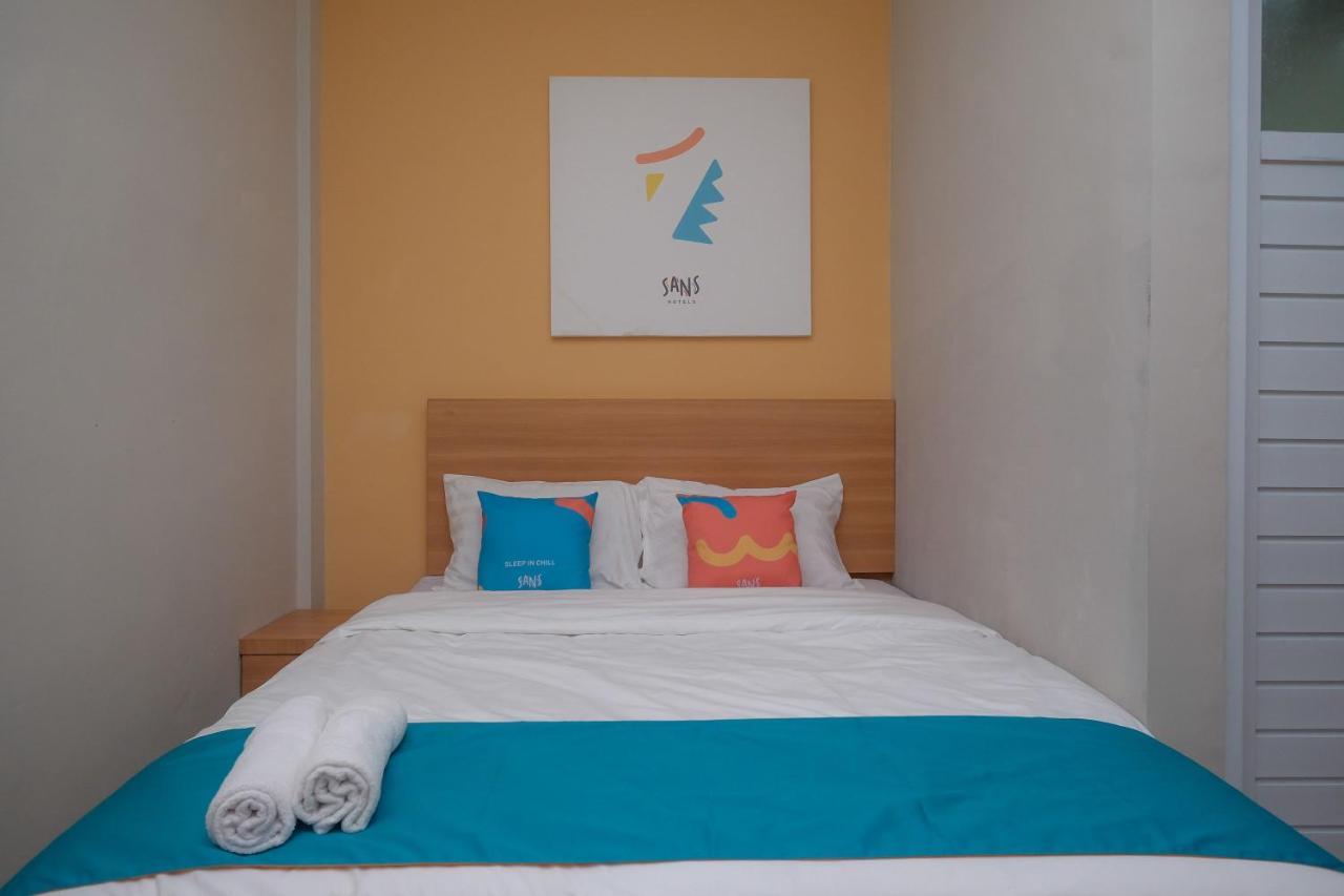 Sans Hotel Tiga Putri Semarang By Reddoorz Экстерьер фото