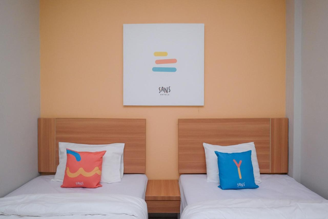 Sans Hotel Tiga Putri Semarang By Reddoorz Экстерьер фото