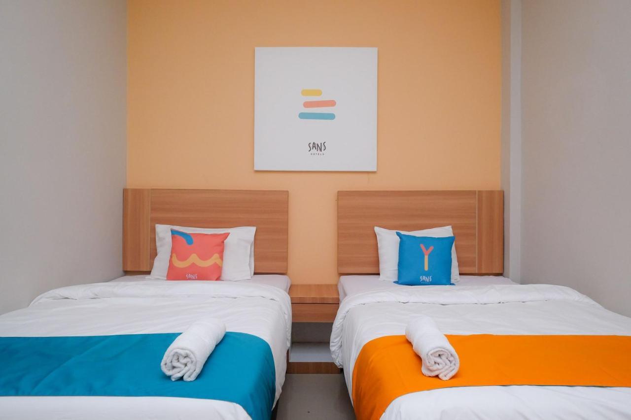 Sans Hotel Tiga Putri Semarang By Reddoorz Экстерьер фото
