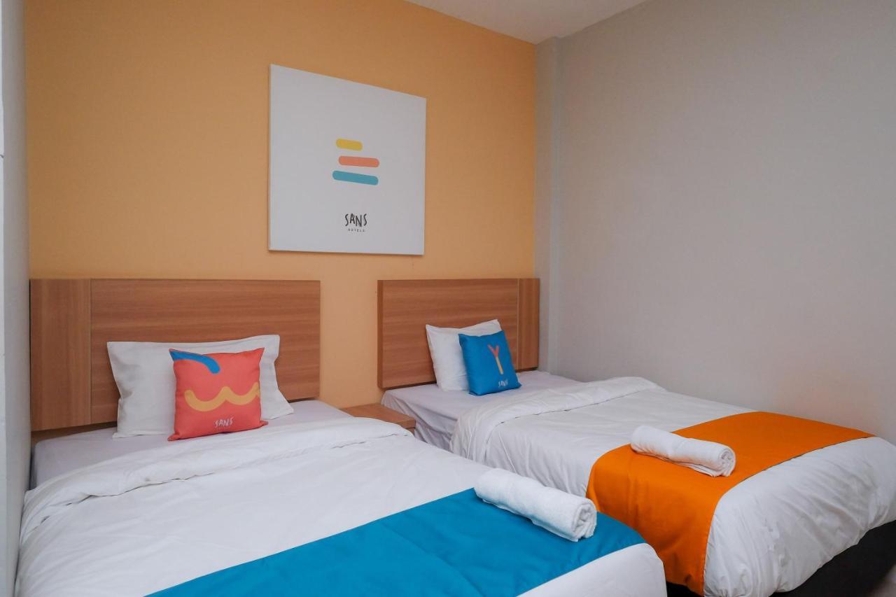 Sans Hotel Tiga Putri Semarang By Reddoorz Экстерьер фото