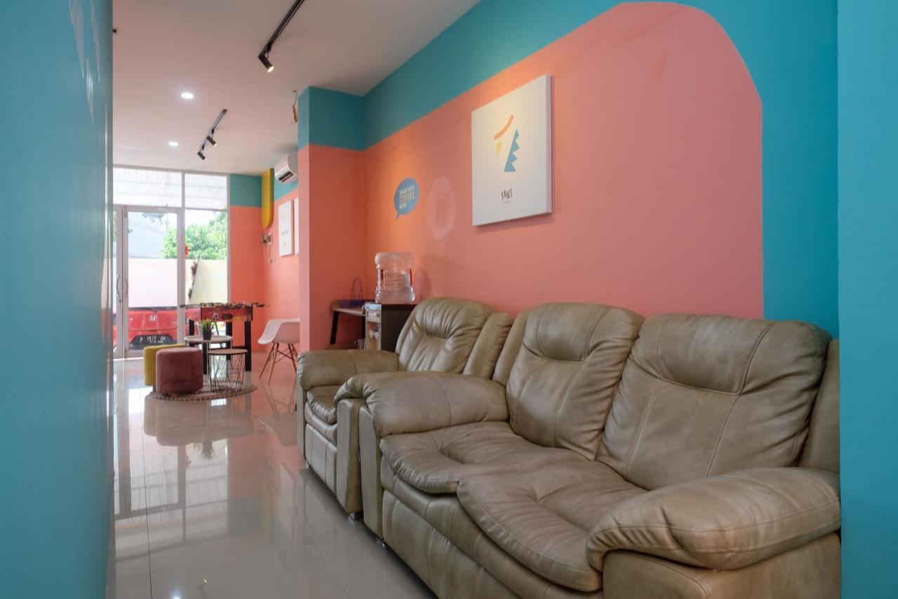 Sans Hotel Tiga Putri Semarang By Reddoorz Экстерьер фото