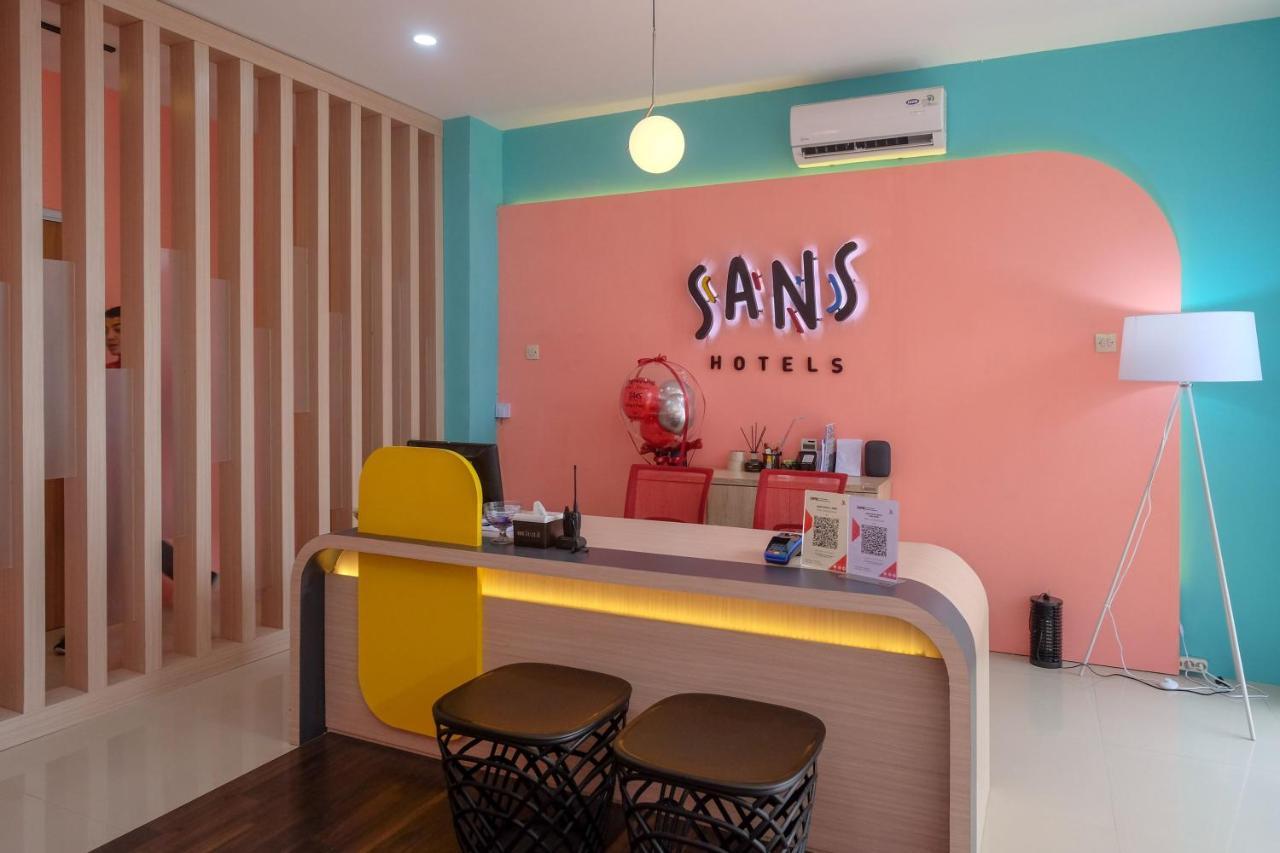 Sans Hotel Tiga Putri Semarang By Reddoorz Экстерьер фото